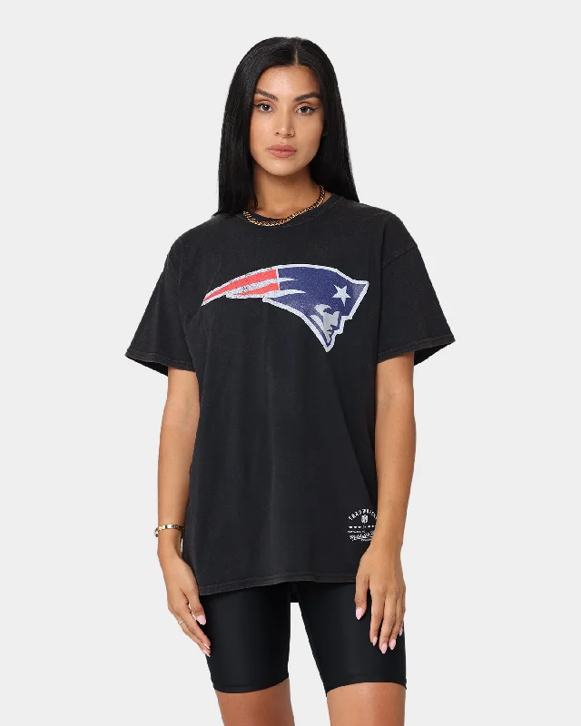 Mitchell and Ness New England Patriots Oversized Extra Large Logo T-Shirt Vintage Black Basic T-Shirt Crew Neck Short Sleeve Mitchell and Ness New England Patriots Oversized Extra Large Logo T-Shirt Vintage Black Basic T-Shirt Crew Neck Short Sleeve