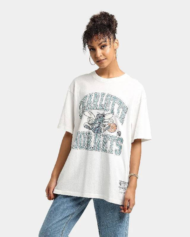Mitchell & Ness Charlotte Hornets Ivy Arch T-Shirt Vintage White Real Fur Shearling Chenille Mitchell & Ness Charlotte Hornets Ivy Arch T-Shirt Vintage White Real Fur Shearling Chenille