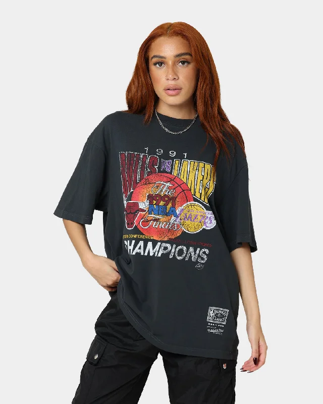 Mitchell & Ness Chicago Bulls Versus Los Angeles Lakers Finals Vintage T-Shirt Raven Black Welt Pockets Slit Pockets Flap Pockets Mitchell & Ness Chicago Bulls Versus Los Angeles Lakers Finals Vintage T-Shirt Raven Black Welt Pockets Slit Pockets Flap Pockets