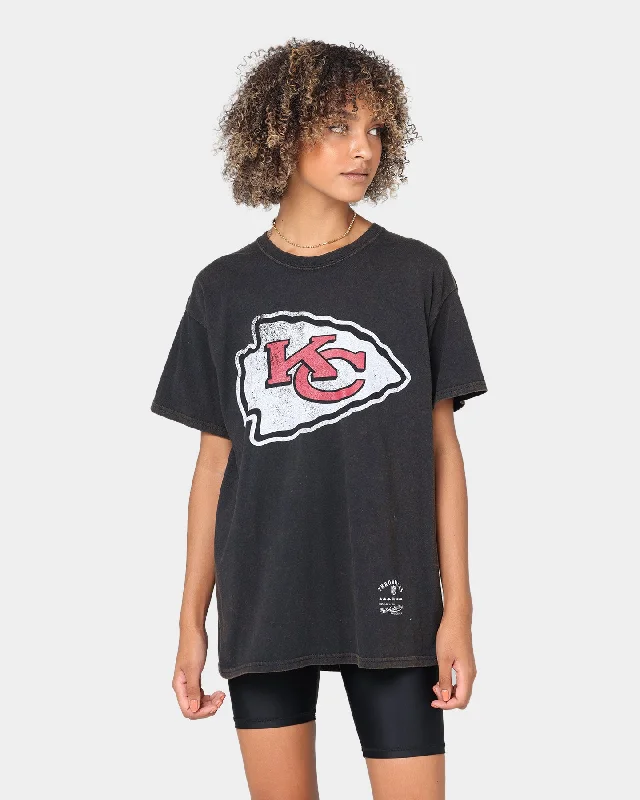 Mitchell & Ness Kansas City Chiefs Oversized Logo Short Sleeve Vintage T-Shirt Vintage Black Zippered Front Buttoned Front Snap Front Mitchell & Ness Kansas City Chiefs Oversized Logo Short Sleeve Vintage T-Shirt Vintage Black Zippered Front Buttoned Front Snap Front
