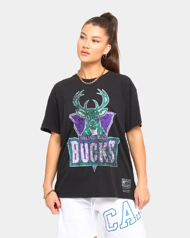 Mitchell & Ness Milwaukee Bucks Oversized Logo Short Sleeve T-Shirt Vintage Black Notch Collar Peter Pan Collar Cowl Neck Mitchell & Ness Milwaukee Bucks Oversized Logo Short Sleeve T-Shirt Vintage Black Notch Collar Peter Pan Collar Cowl Neck