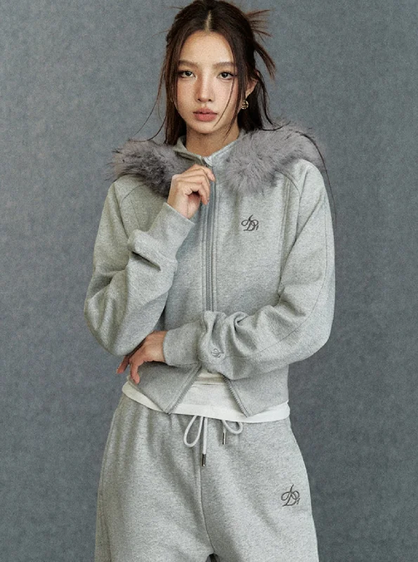 Cropped Fur-Trimmed Hoodie: Zip-Up Sweatshirt with Logo Embroidery Hoodie with Raglan Sleeves Sporty Comfortable Cropped Fur-Trimmed Hoodie: Zip-Up Sweatshirt with Logo Embroidery Hoodie with Raglan Sleeves Sporty Comfortable